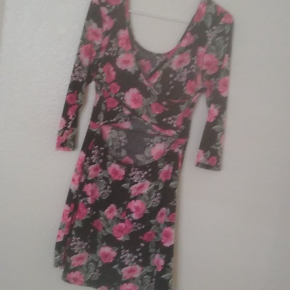 Pink roses dress - Picture 2 of 3